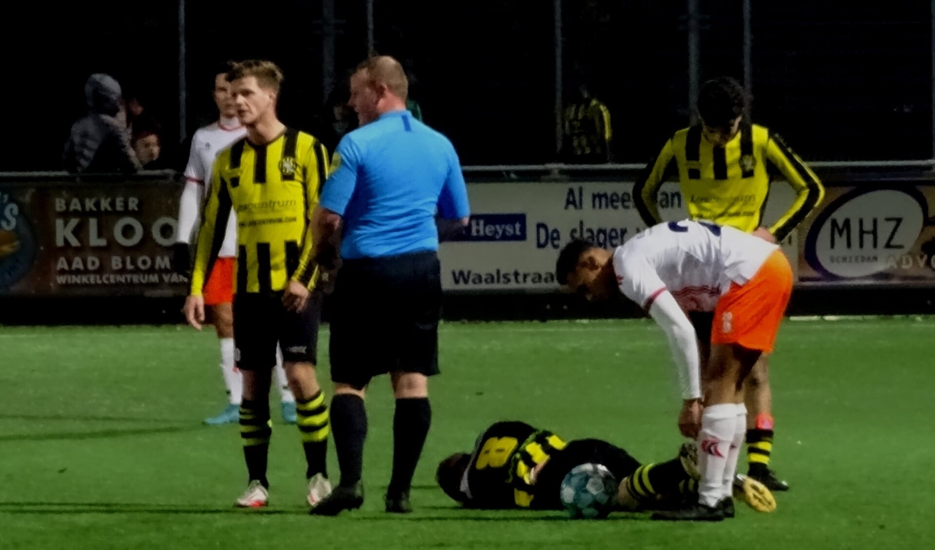 Uiteraard ging er zo af en toe een speler tegen de grasmat. Het tekende de strijdlust waarmee beide clubs voor de winst gingen. (Foto: UWM/gsv)