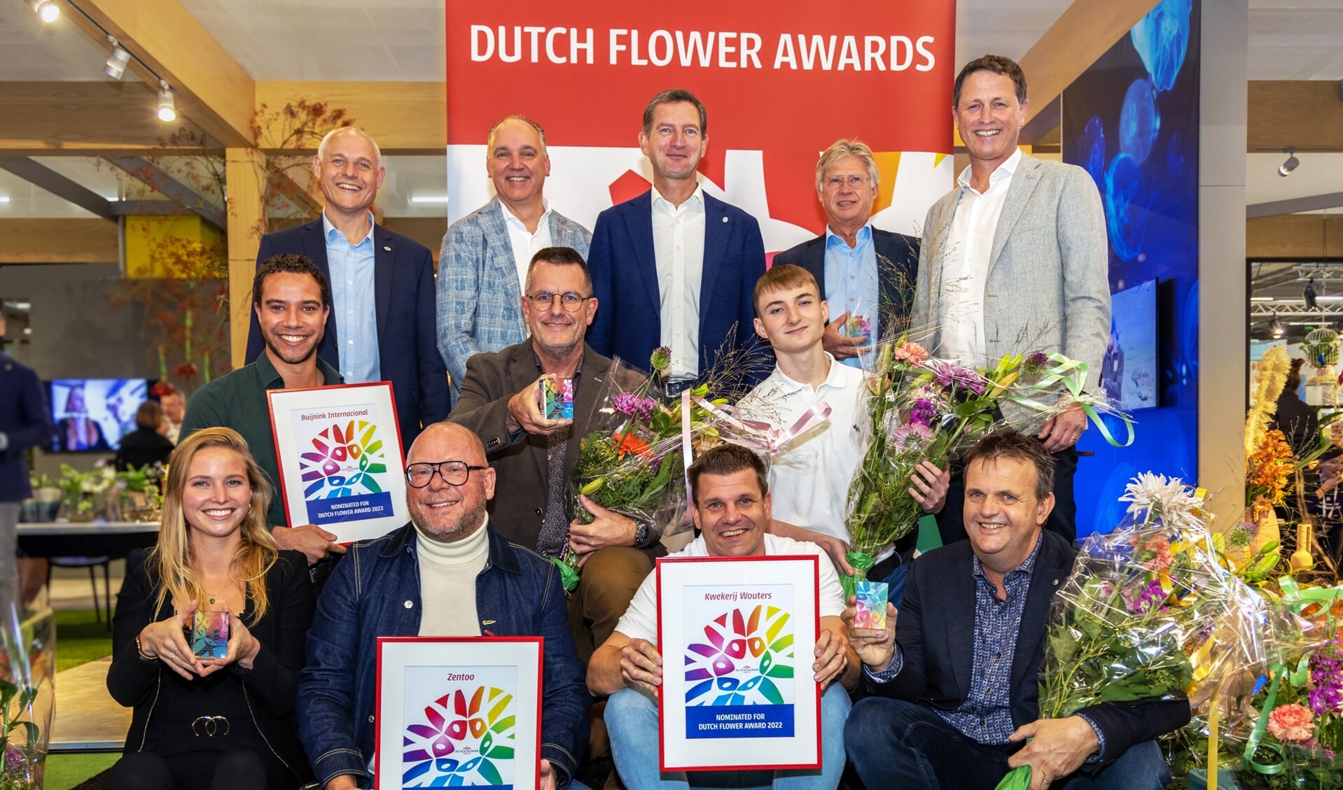 De winnaars van de Dutch Flower Awards 2022 op het podium met het Executive Committee van Dutch Flower Group.