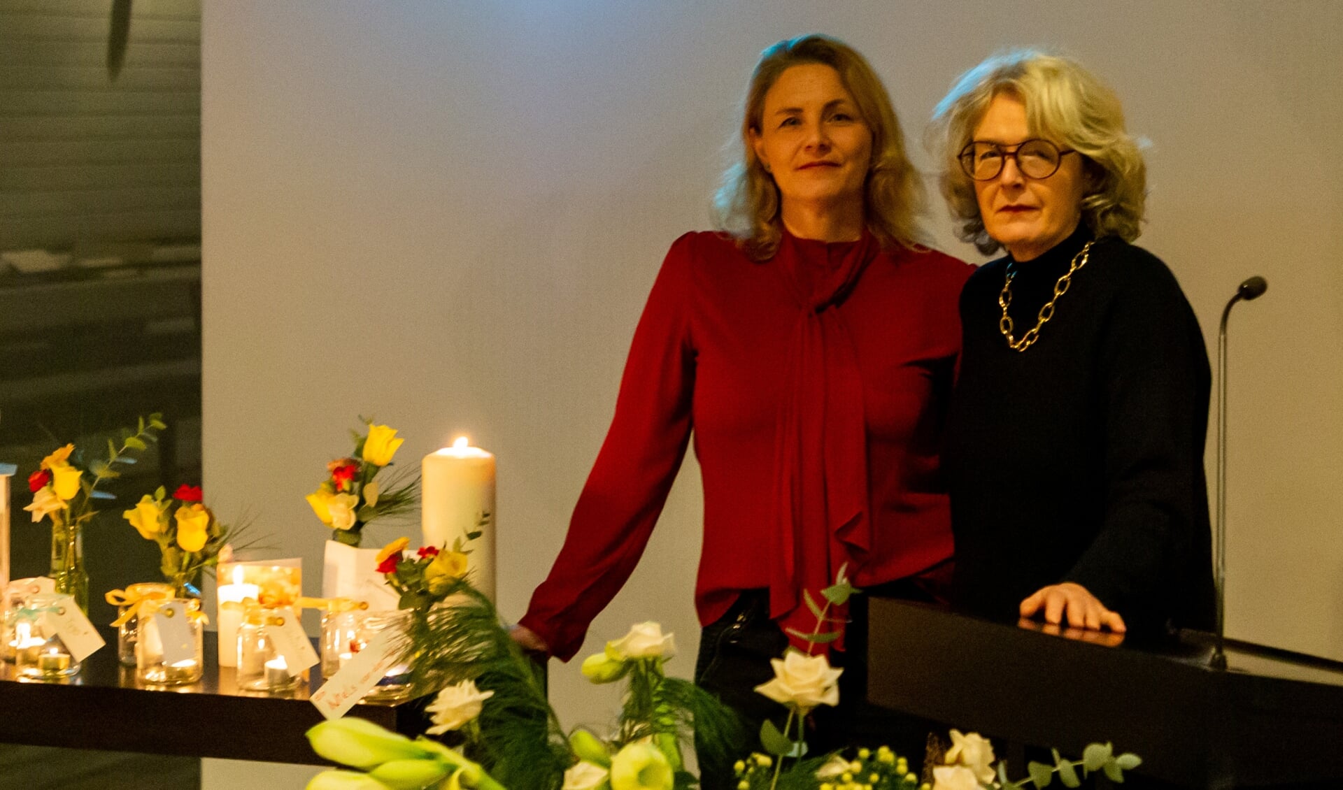 Organisatoren Wereldlichtjesdag Wendy de Bont en Sylvia van de Goor tijdens de Wereldlichtjesdag bijeenkomst in Rijswijk in 2021.