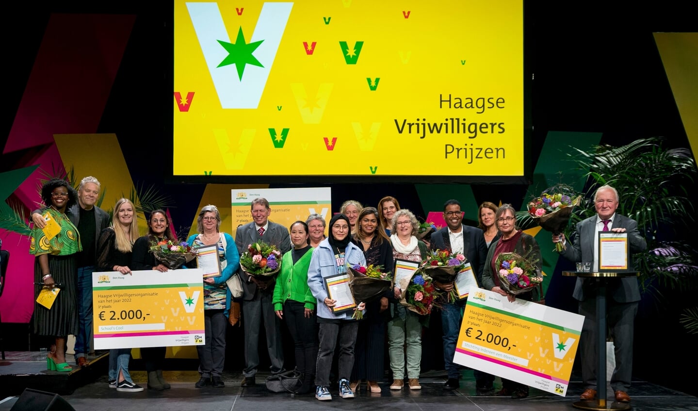 De prijswinnaars op het podium.
