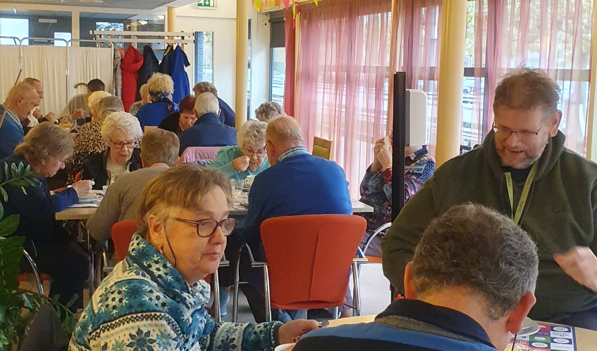 Het was vrijdag gezellig druk bij de lunch in buurtrestaurant Terra Nova in Wateringen.