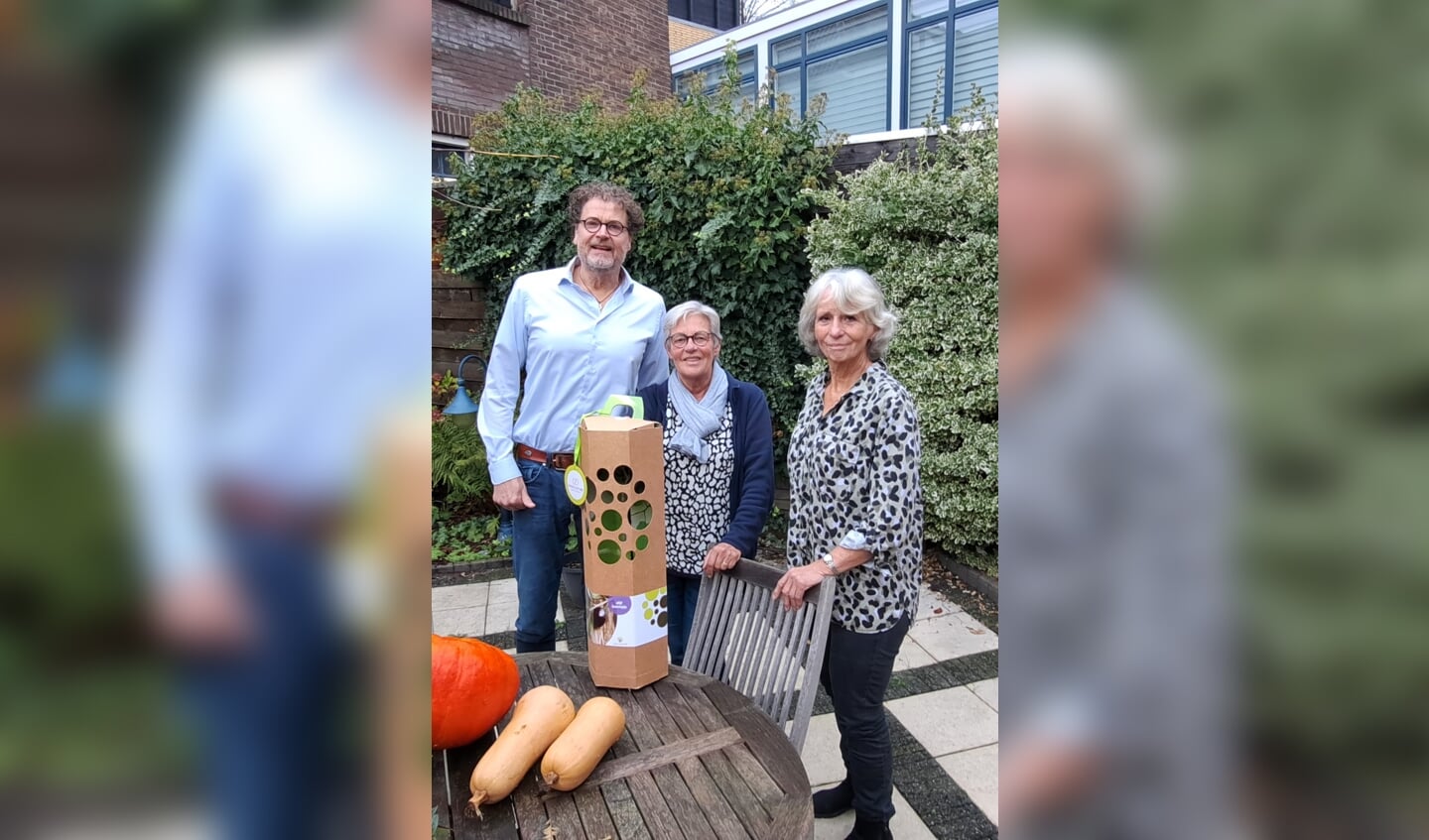 Mieke Dekker (midden) werd verrast door Annet Kruijt, collectecoördinator van Naaldwijk en Cees de Krijger van de Nierstichting.