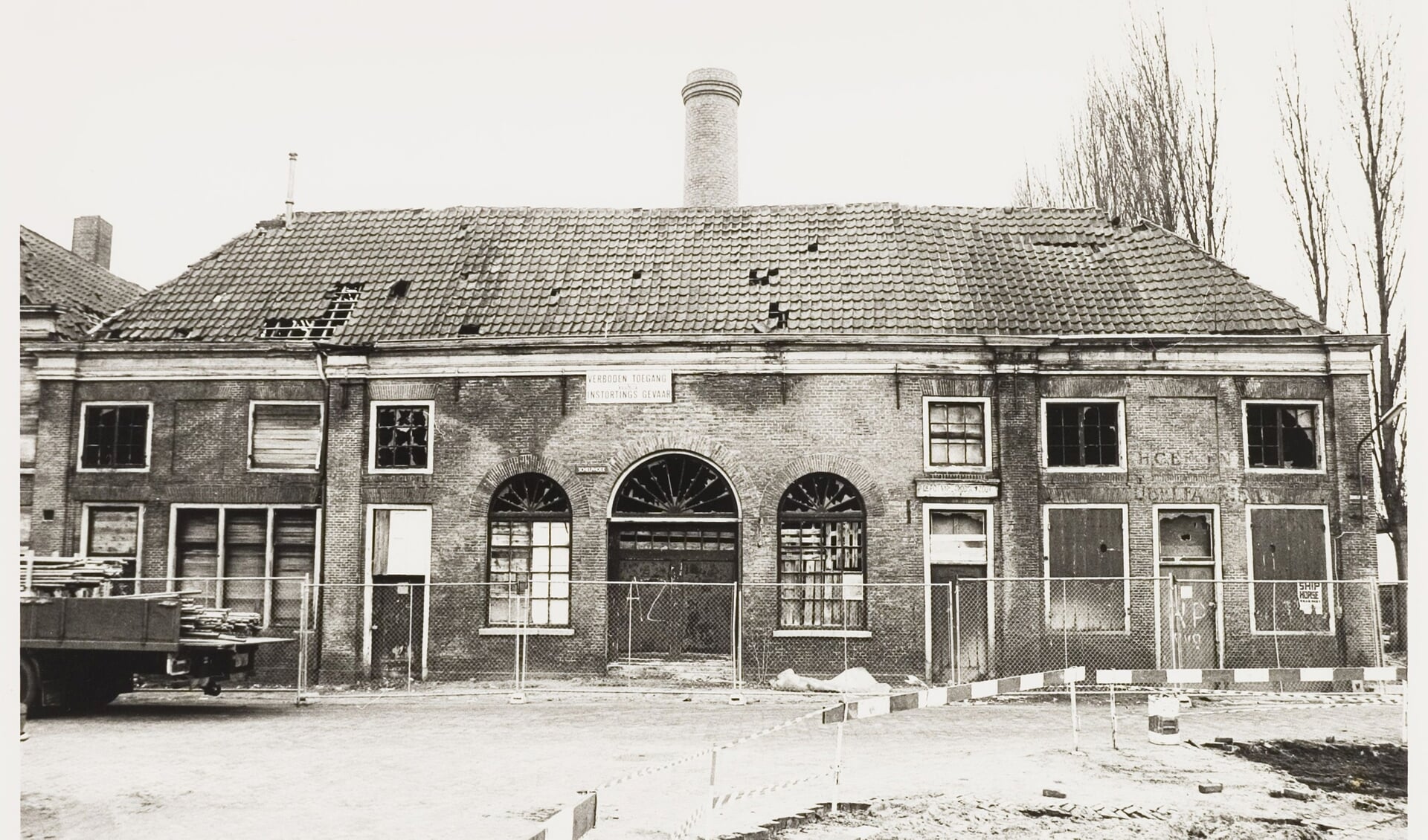 Foto van het vervallen pand van de voormalige zoutziederij de Eendracht ten tijde van de restauratie in 1985. Foto: J. Elsinga, coll. Regionaal Archief Alkmaar