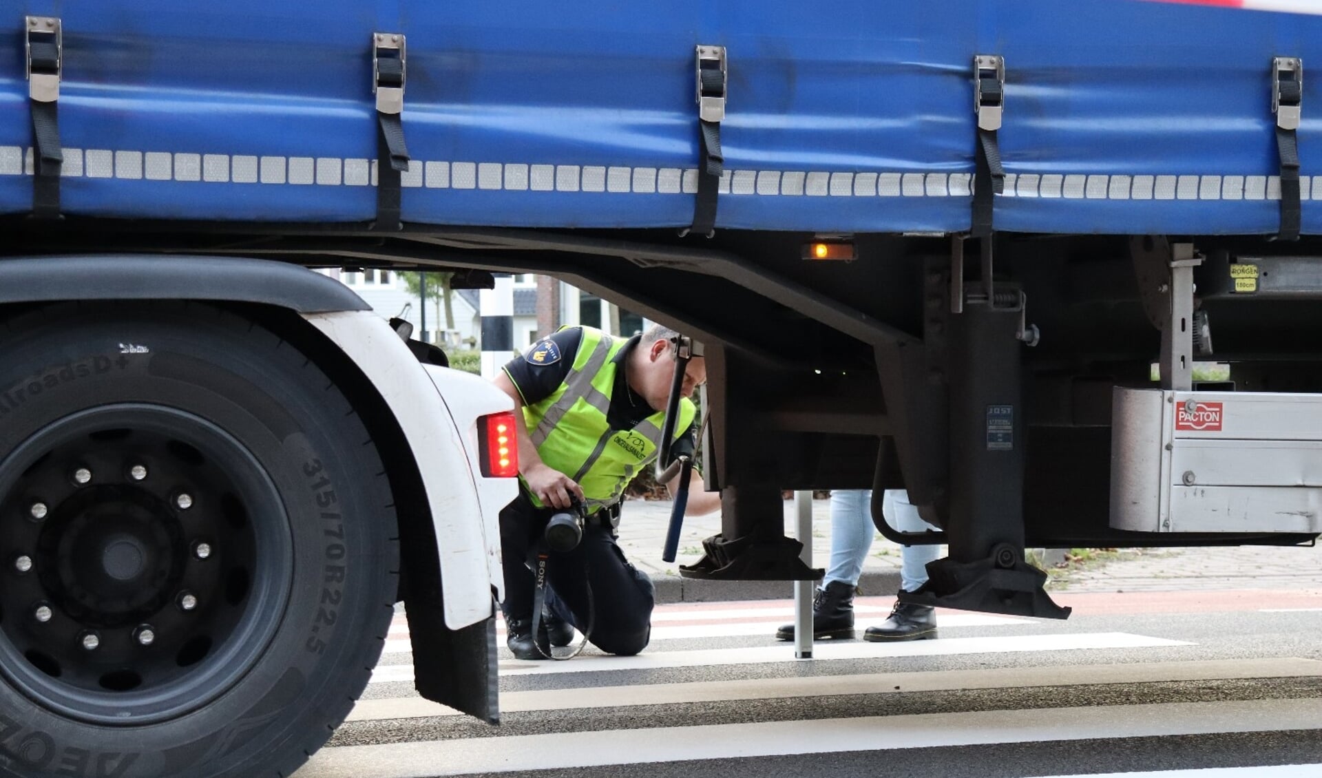 Fietser Ernstig Gewond Bij Aanrijding Met Vrachtwagen | Al Het Nieuws ...