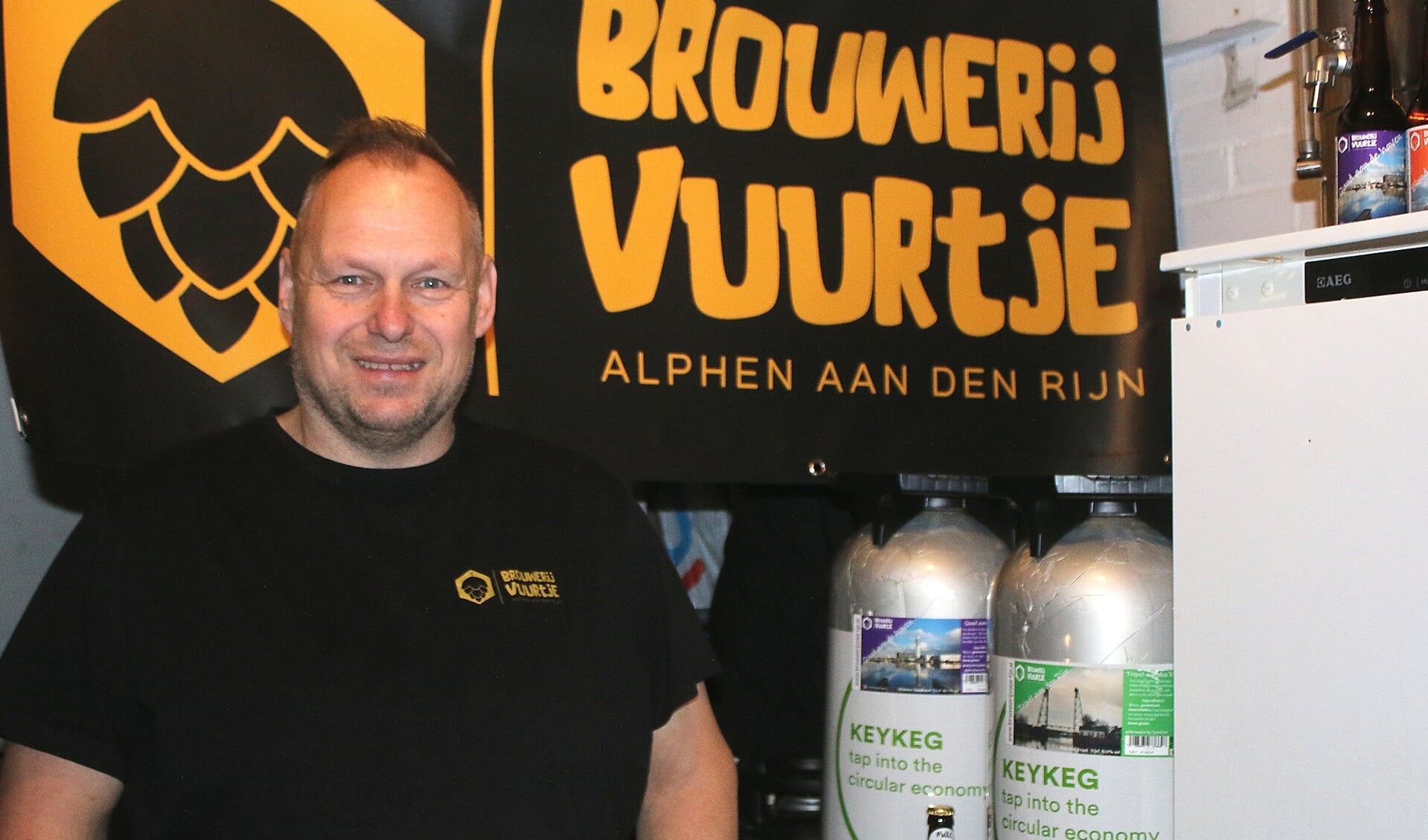 Alphenaar Patrick Vuurens is hobbybrouwer. Hij maakt echte Alphense biertjes.