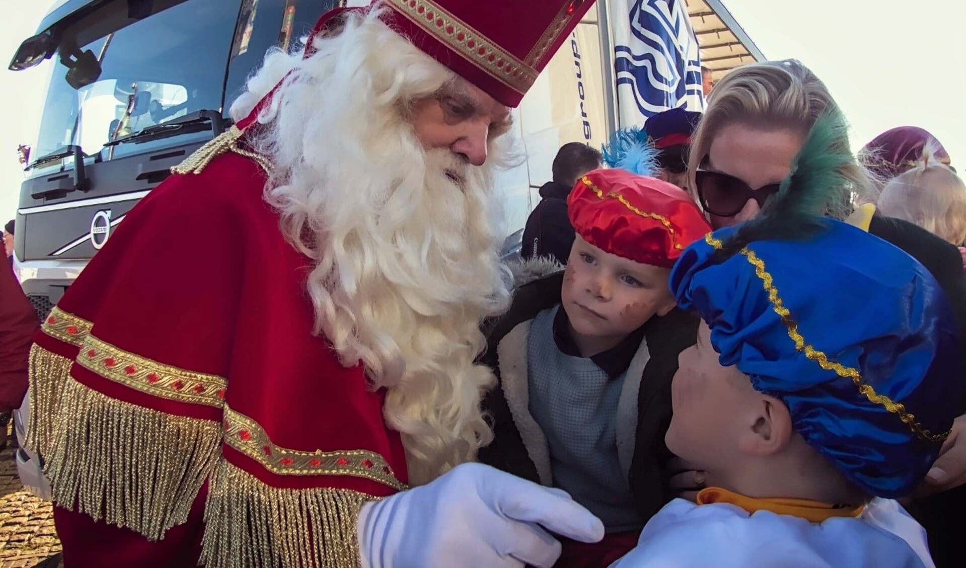 Sinterklaas begroet Schiedammertjes. (Foto: Marjon Lindeman)