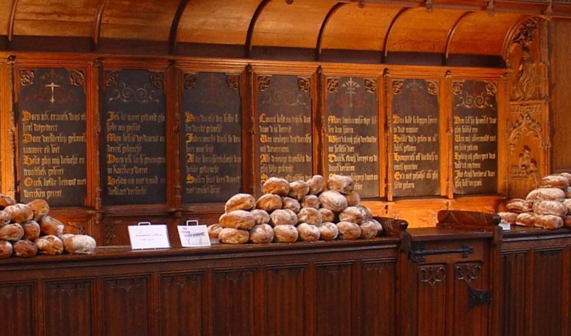 De Broodbankverkoop vanuit de monumentale broodbank in de Grote of St.-Bavokerk