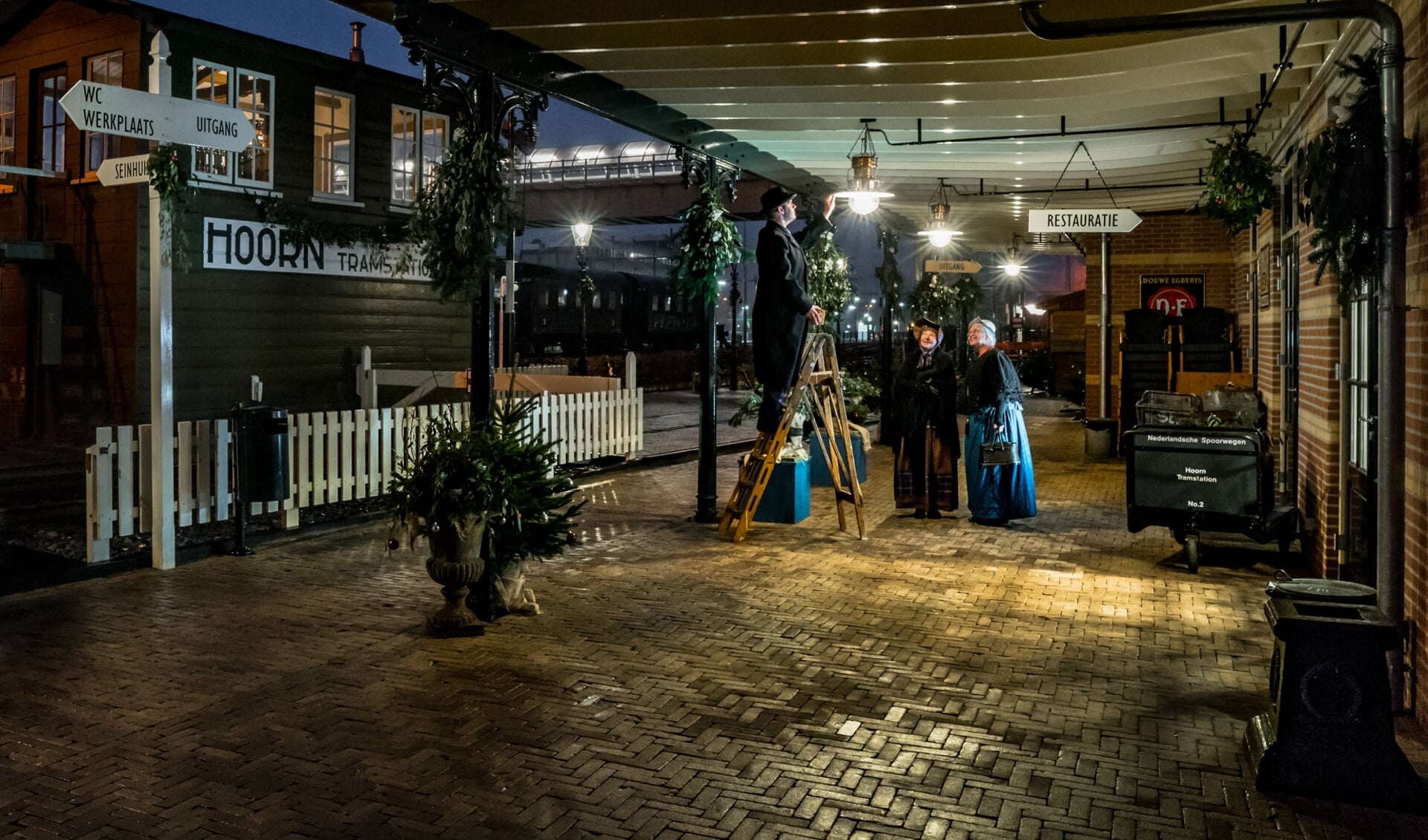 Het stationsplein in Hoorn is geheel voorzien van historische gaslantaarns.