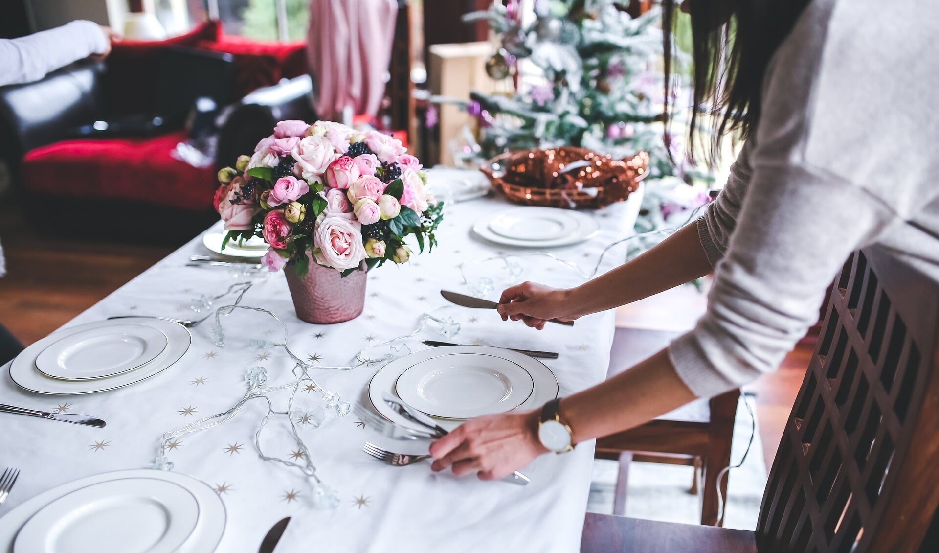 Een manier om te bezuinigen op het kerstdiner, is minder mensen uitnodigen.