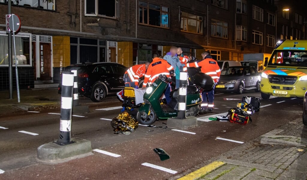 Scooterrijder flink gewond na ongeval Lange Nieuwstraat Schiedam