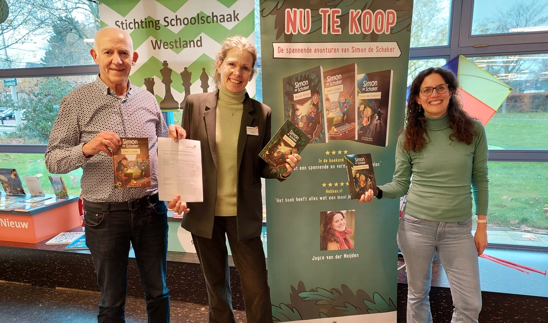 V.l.n.r.: Ard Dekker, voorzitter Stichting Schoolschaak Westland, Mieke Wits, Bibliotheek Naaldwijk en Joyce van der Meijden, schrijfster ‘Simon de Schaker’.