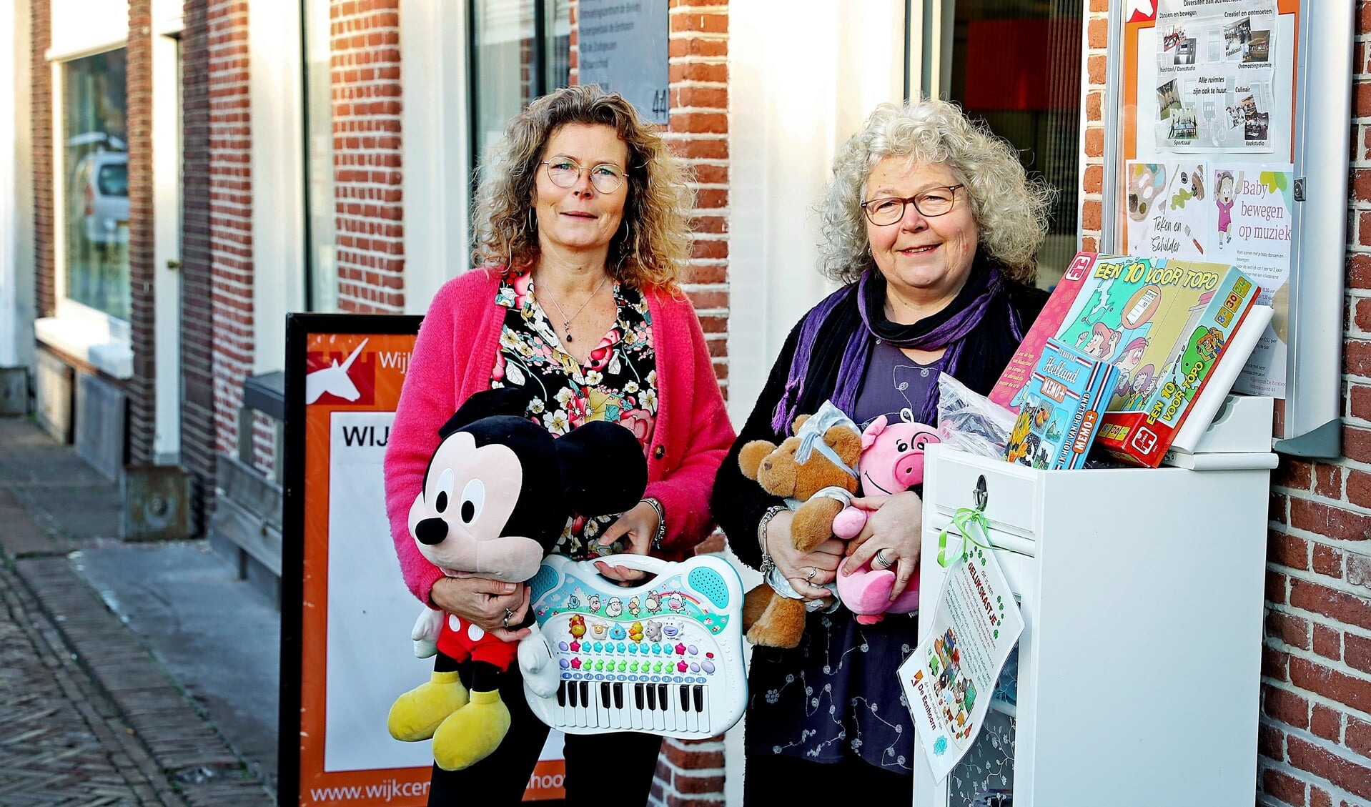 Susanne Buur en Jacqueline Schouten van wijkcentrum de Eenhoorn aan Verdronkenoord 44.