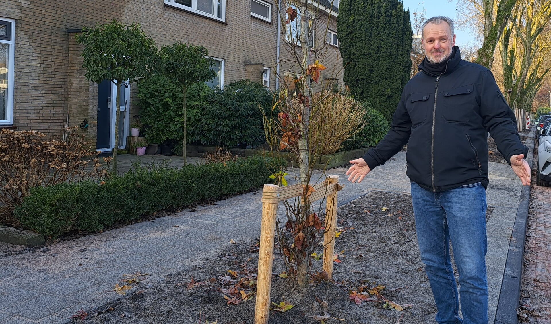 Klimaatburgemeester Wiebe van Erkelens vertelt over verouderde waterplannen in Hoefplan.