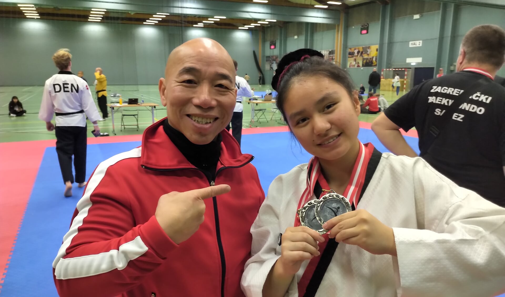 Ching Yi met haar twee zilveren medailles, naast grootmeester Dang Dinh Ky Tu.