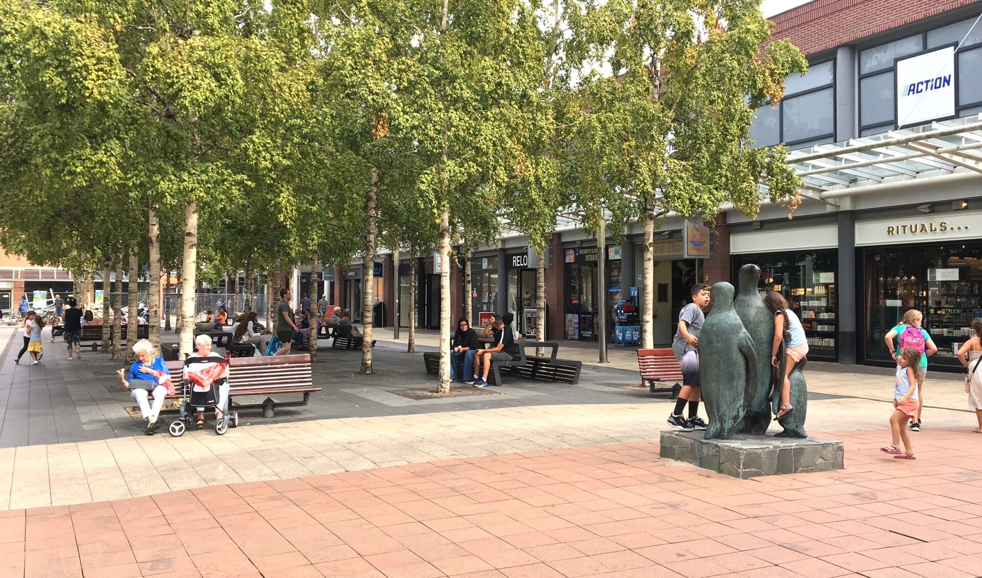 Het Bomenplein en de aangrenzende winkelpanden blijven.