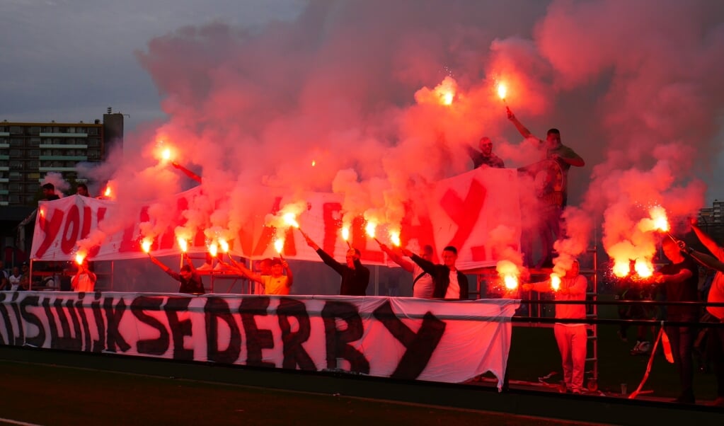 Vuurwerk bij de Rijswijkse derby tussen Semper Altius en KRSV Vredenburch op 29 oktober 2022.
