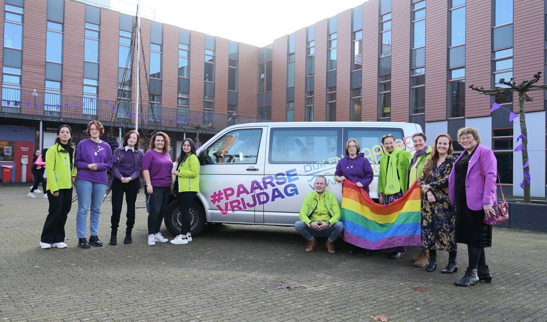 Met een speciale Paarse Vrijdag-bus toerde wethouder Groot (r) langs de scholen in Dijk en Waard.