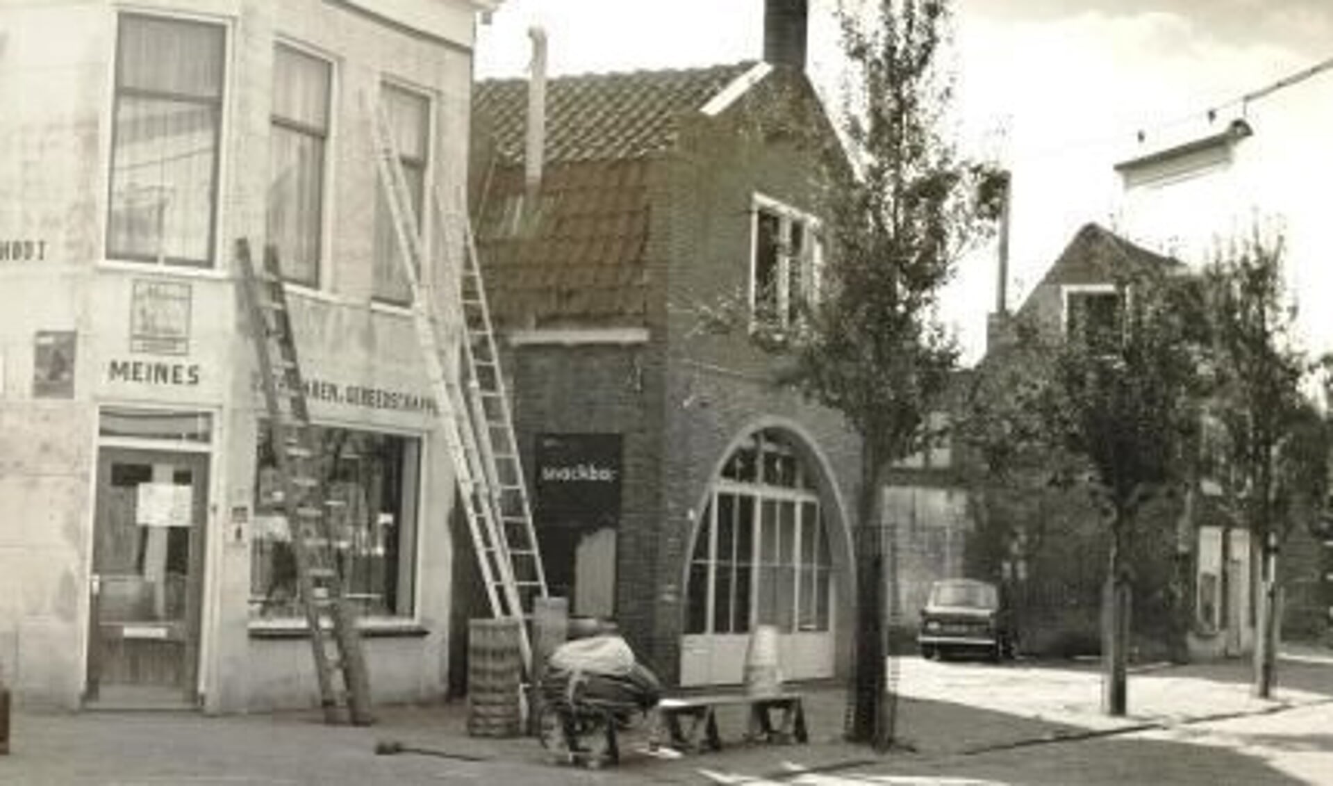 Vroeger was Meines gevestigd aan de Willem Eggertstraat, pal aan de Varkensmarkt. Ernaast de snackbar van Tiny Bakker. 