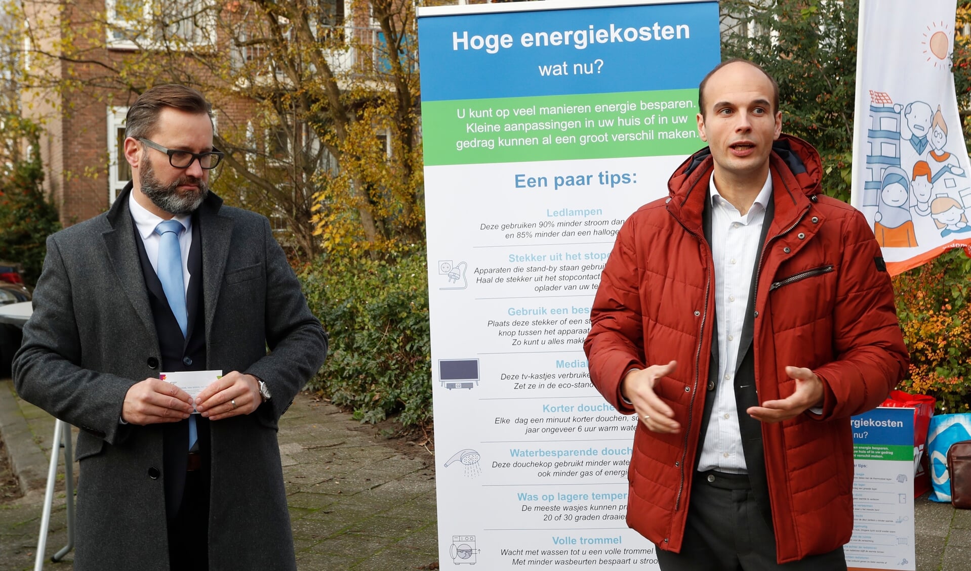 Wethouder Gijs van Malsen geeft in Te Werve Oost voorlichting over hoge energiekosten. Links zijn collega, wethouder Mark Wit (Energietransitie).