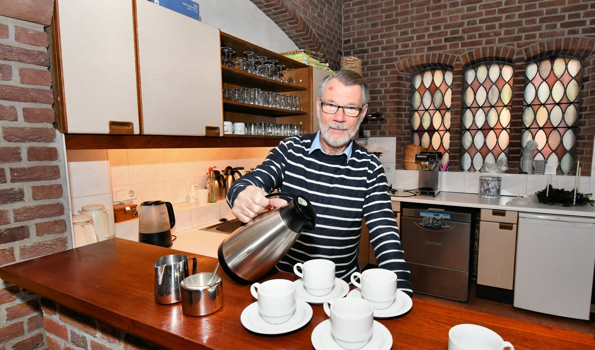 KBO-voorzitter Peter Smit nodigt mensen die thuis in de kou zitten zich te komen warmen bij 'Kom in de warmte' De koffie staat klaar en de kachel aan!