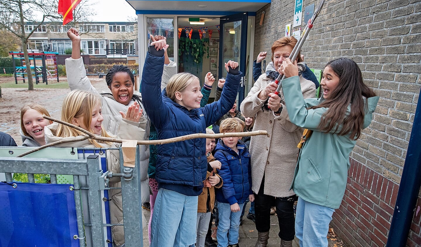 kinderburgemeester Miya opent het nieuwe schoolplein Jules Verne.