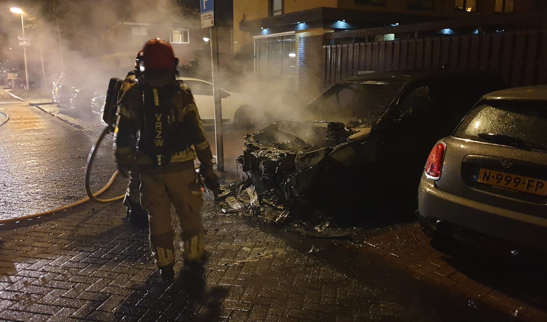 De brandweer kon de auto niet meer redden. Het voertuig ernaast liep fikse schade op.