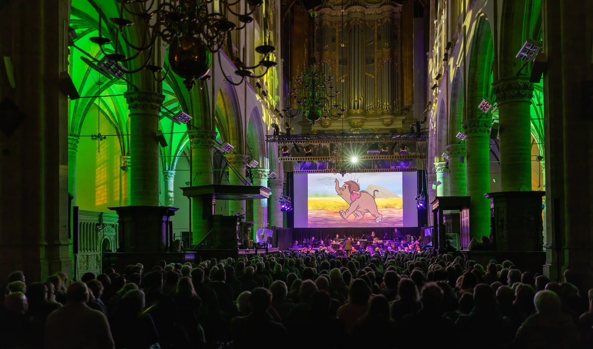 In de prachtig verlichte Grote Kerk genoot het publiek van de muziek uit 'Jungle Book'. 