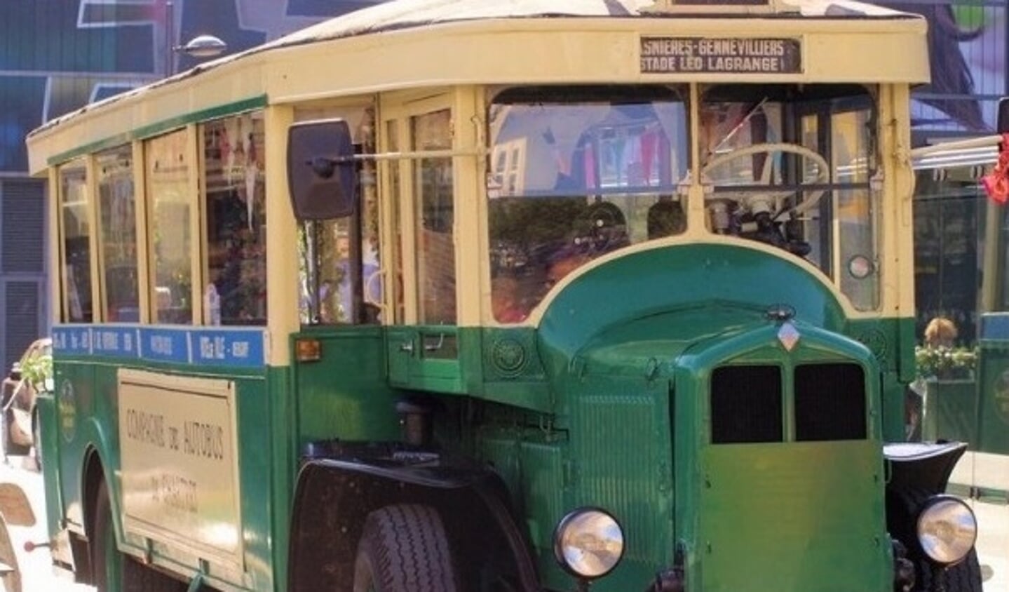 Rij mee met de Wine&Drive Tour in een originele Parijse stadsbus uit 1932.