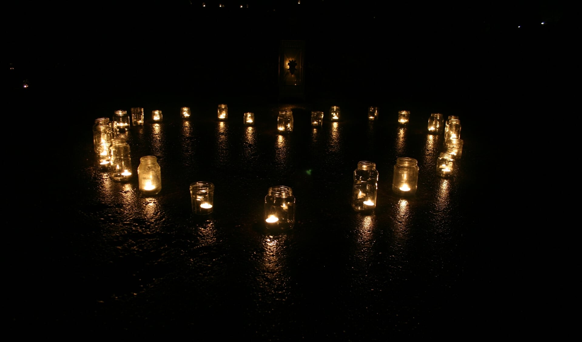 Beide begraafplaatsen zijn zoals gebruikelijk mooi verlicht.