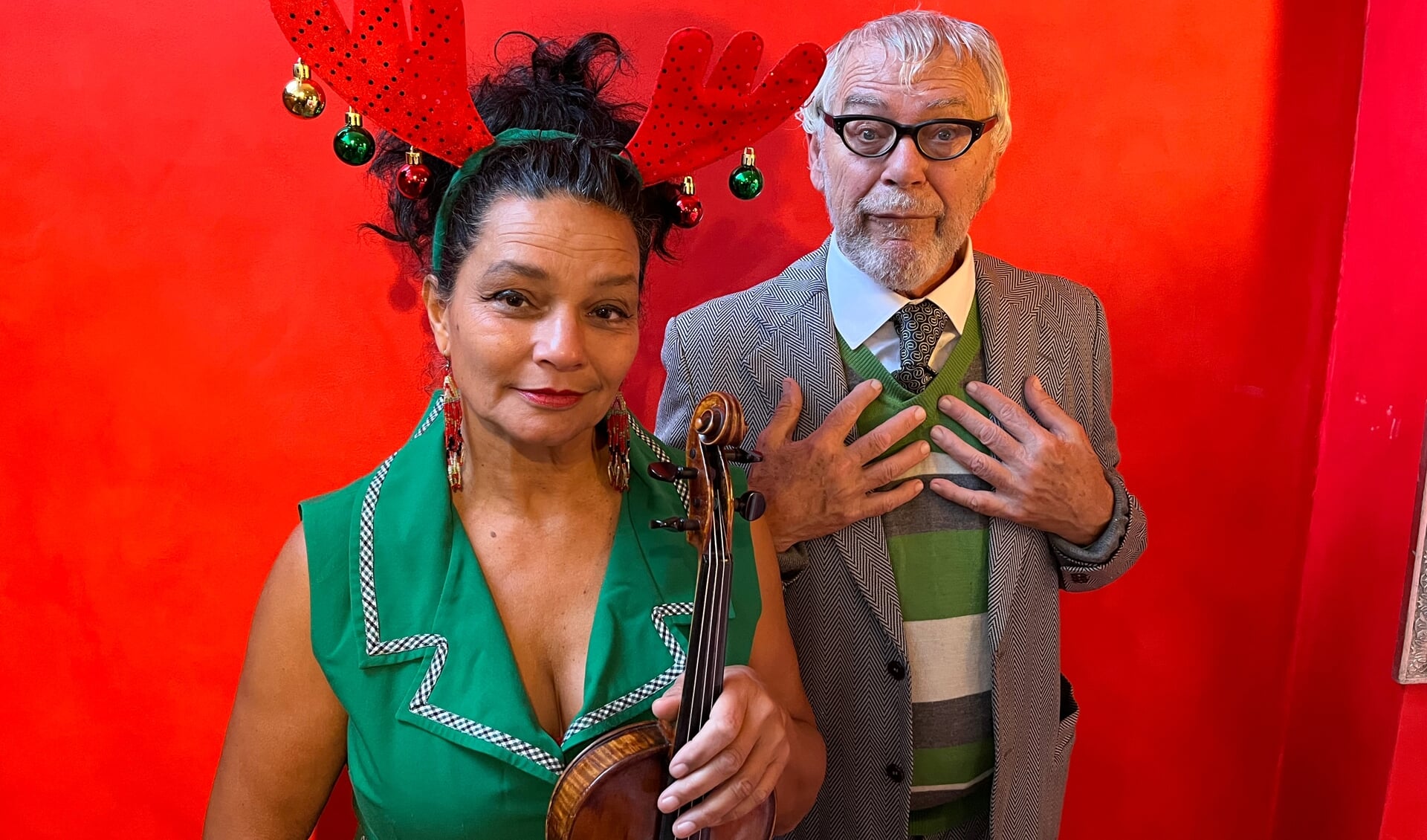 Het muzikaal theatrale duo Hans Dagelet en Esther Apituley. 