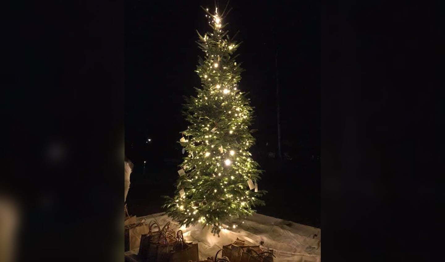 De lichtjes branden weer in de kerstboom van het Agathepark.