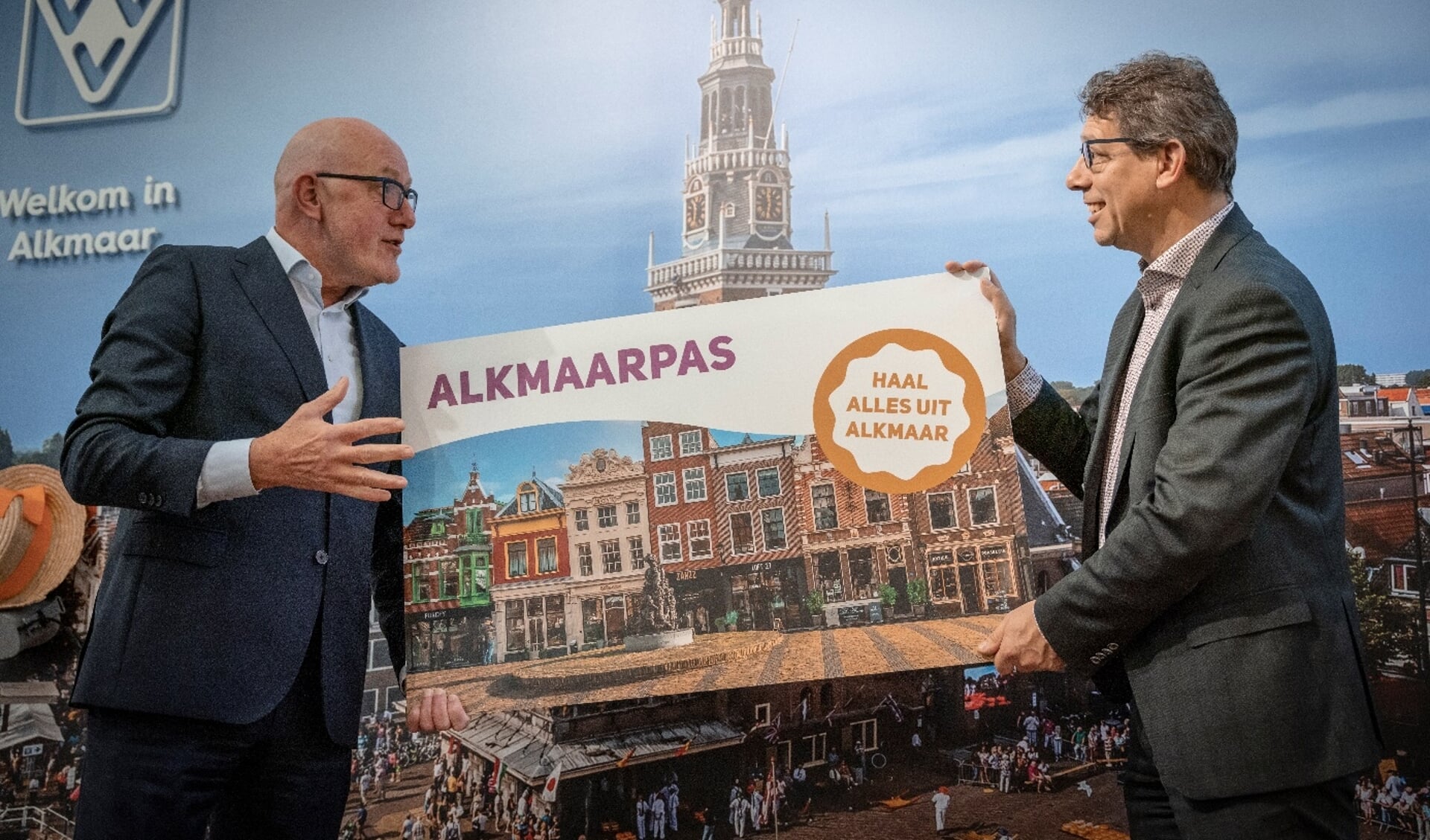 De nieuwe AlkmaarPas wordt overhandigd door Ger Welbers, directeur Hart van Noord- Holland aan Robert te Beest, Wethouder in Alkmaar. 