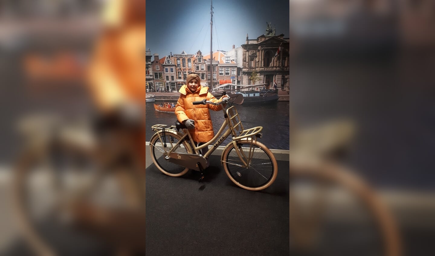 De negenjarige Fallon uit Haarlem is ontzettend blij met haar nieuwe fiets.