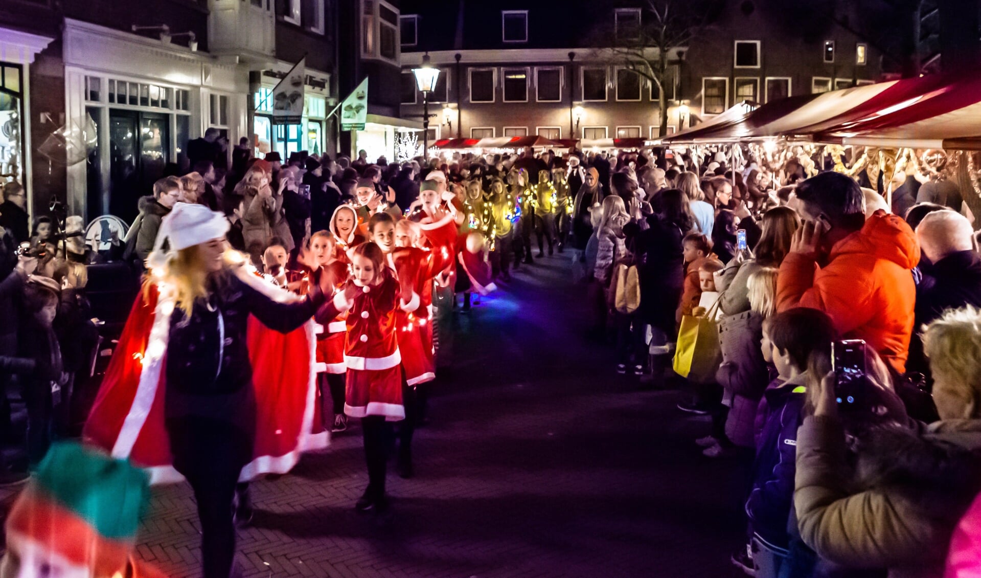 Tussen 18 en 19 uur verzorgt Balletstudio Marijke de Roo de Christmas Parade. Meer dan honderd kinderen lopen mee in de parade.