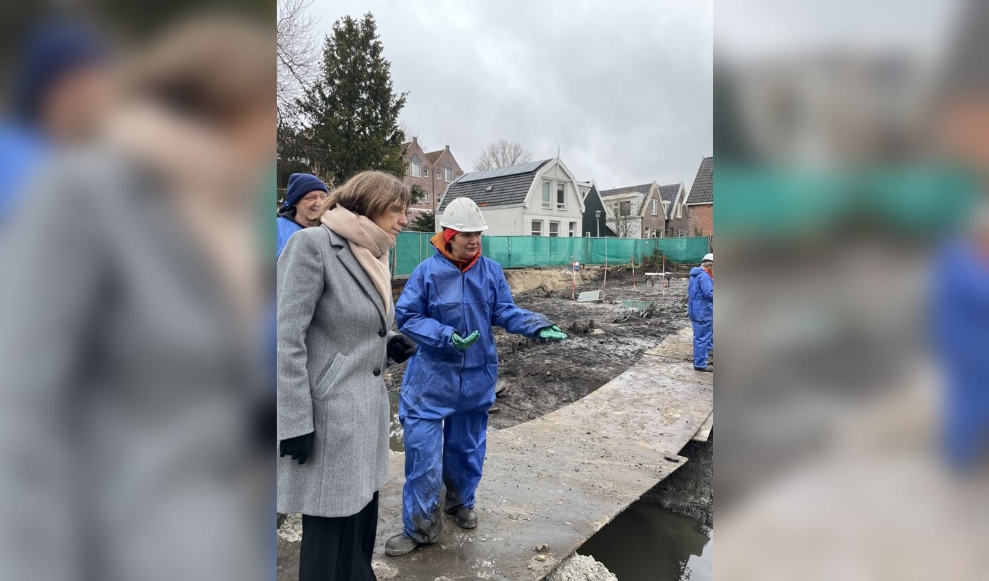Wethouder Natasja Groothuismink neemt een kijkje bij de opgraving. 