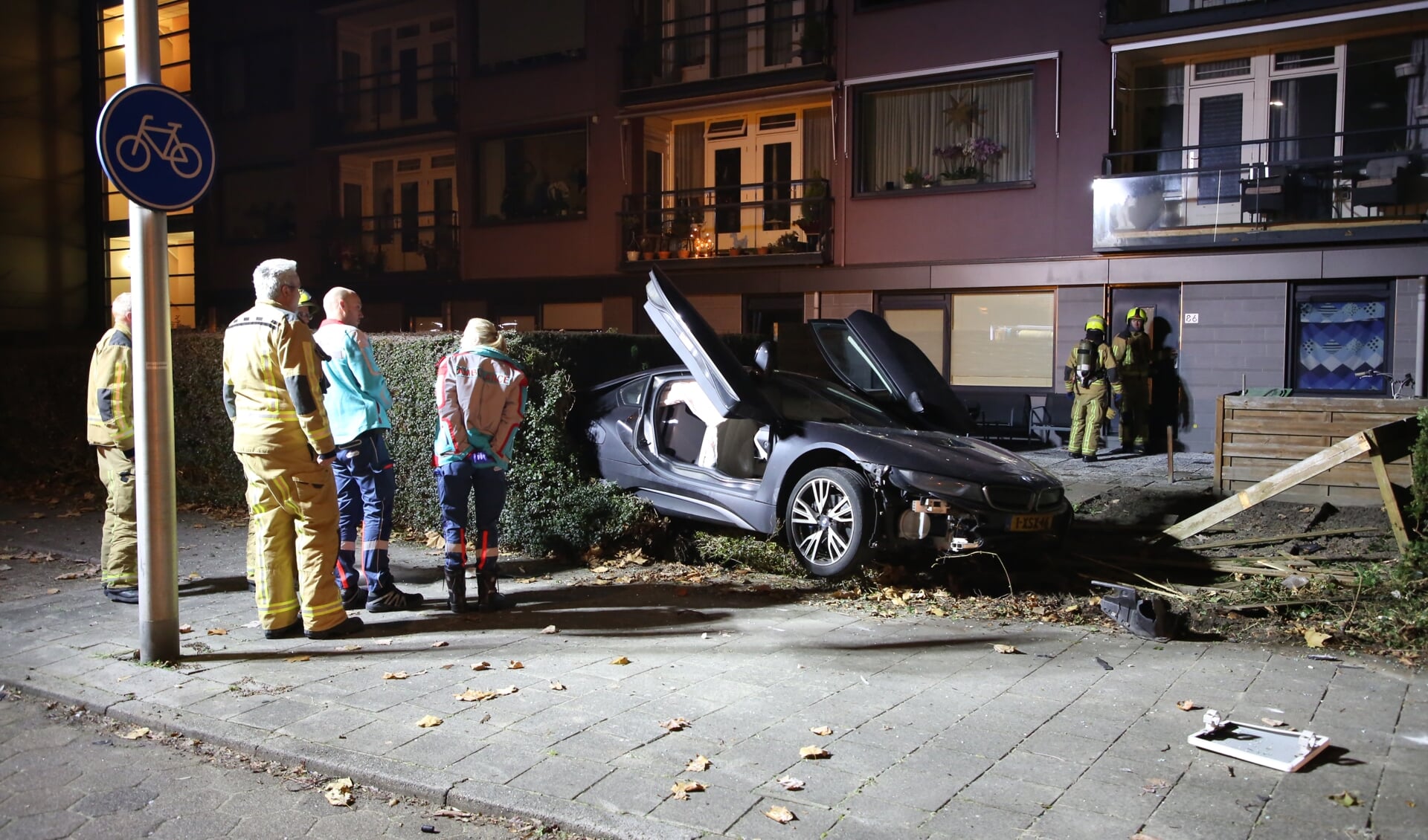 De beschonken bestuurder crashte met zijn BMW i8 in het plantsoen.