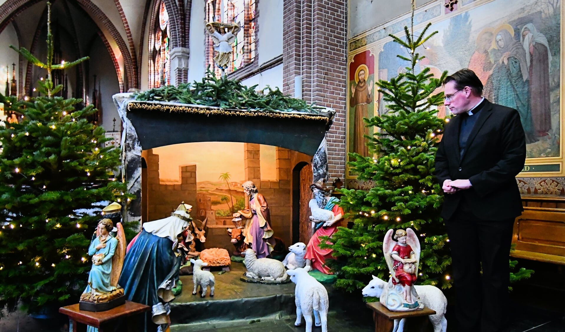 In de Bonifatiuskerk is natuurlijk ook een grote kerststal te bewonderen. 