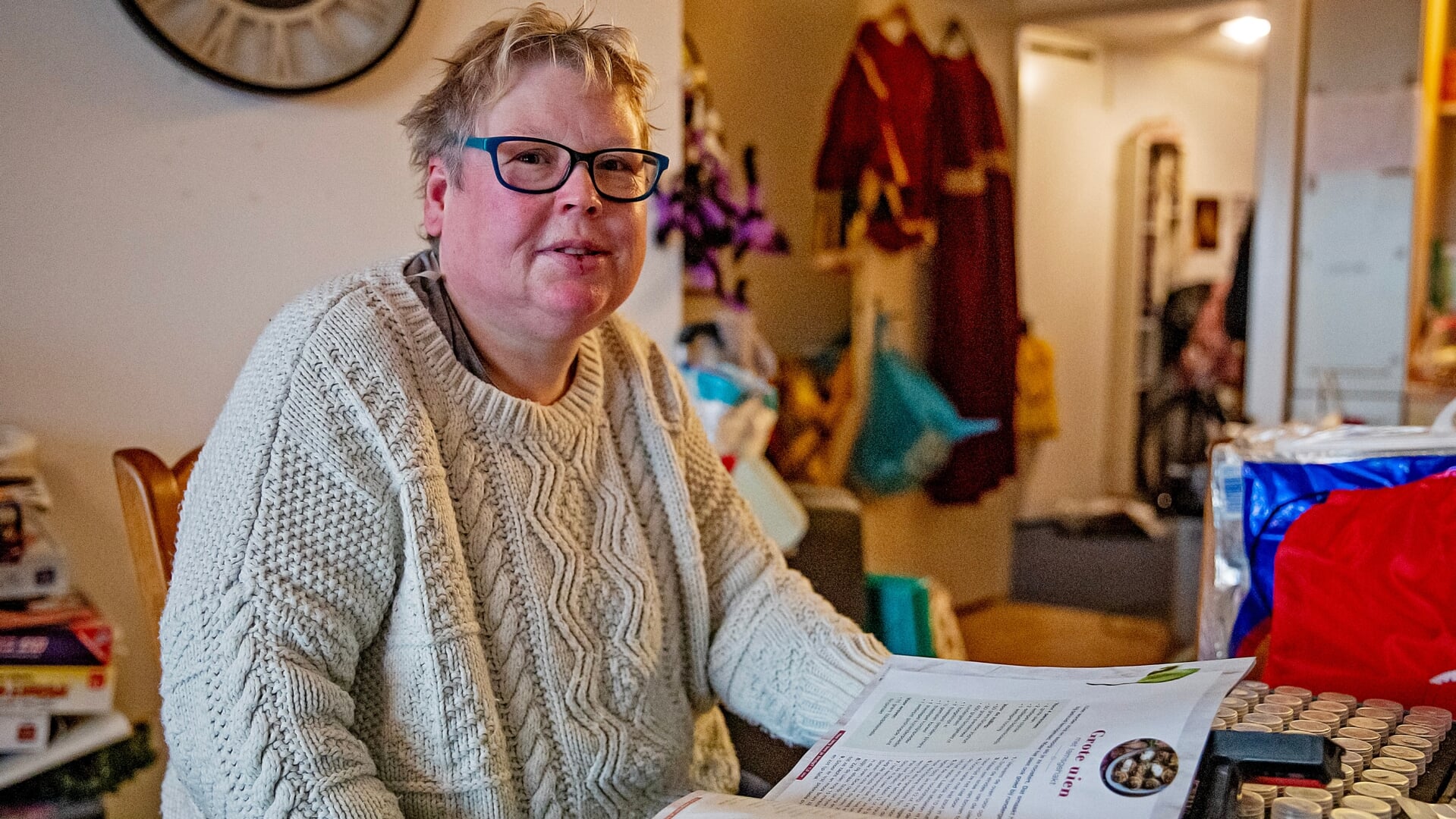 Ingrid leest de speciale Libelle in makkelijke taal.