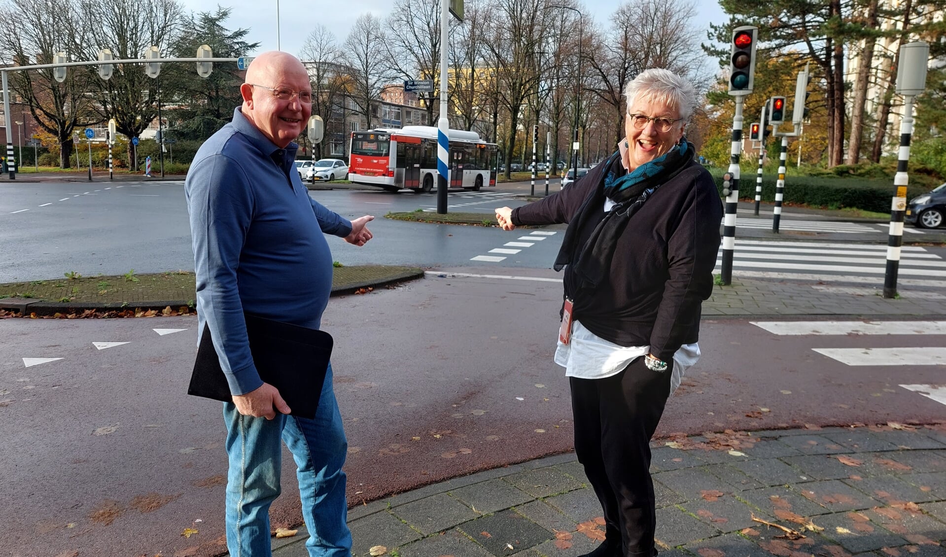 Arthur Campbell en Maggie Knoester op een van de kruispunten waar het verkeer vaak vastloopt en in overtreding gaat, vooral tijdens spitsuur.