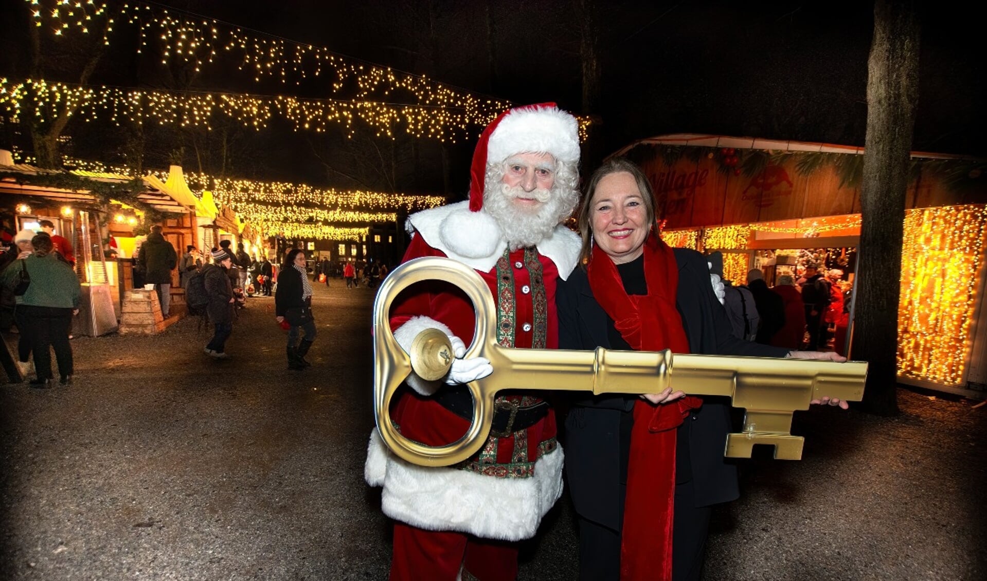 De kerstman en wethouder Saskia Bruines openen de kerstmarkt op het Lange Voorhout.