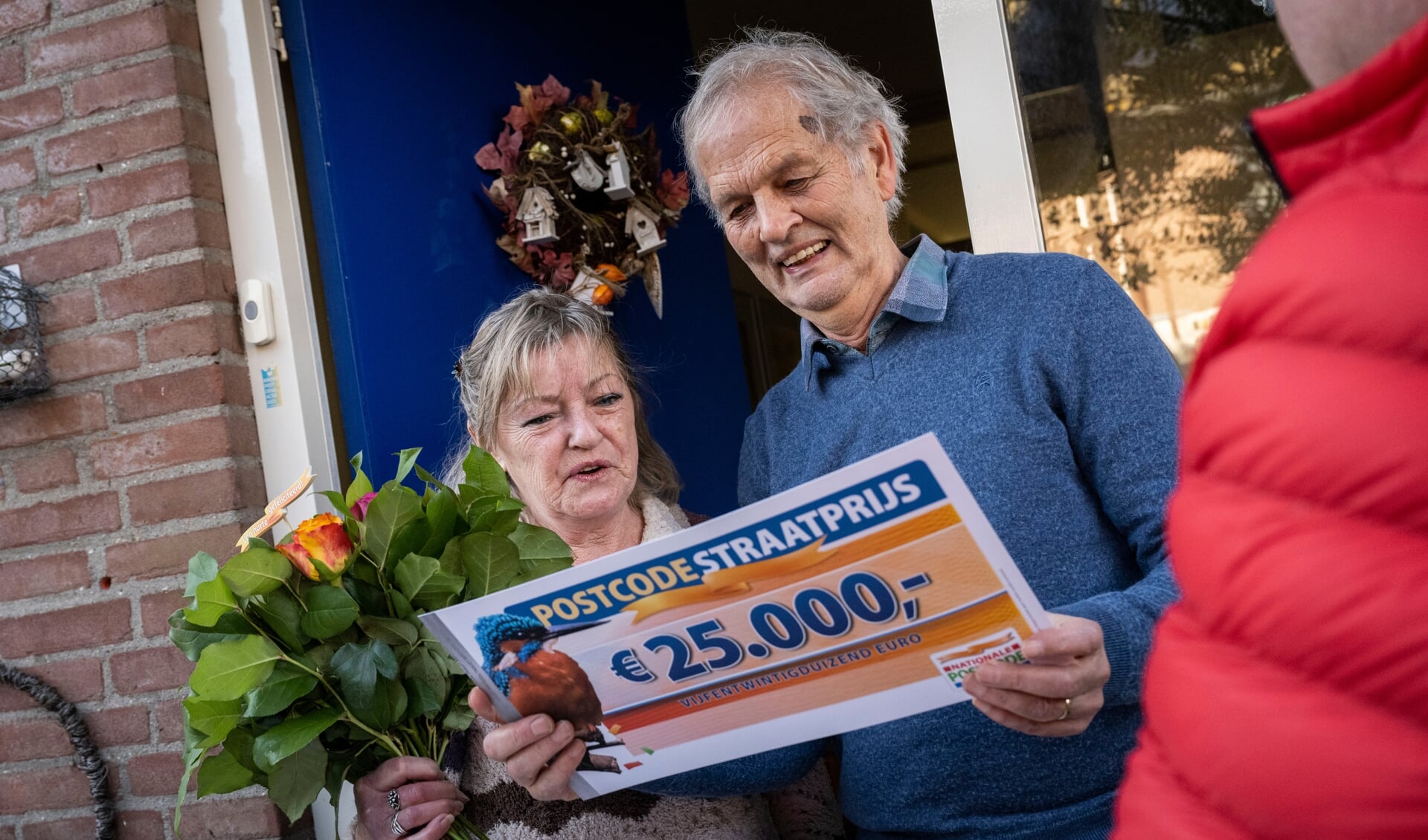 Ineke en Jan ontvangen hun PostcodeStraatprijs-cheque.
