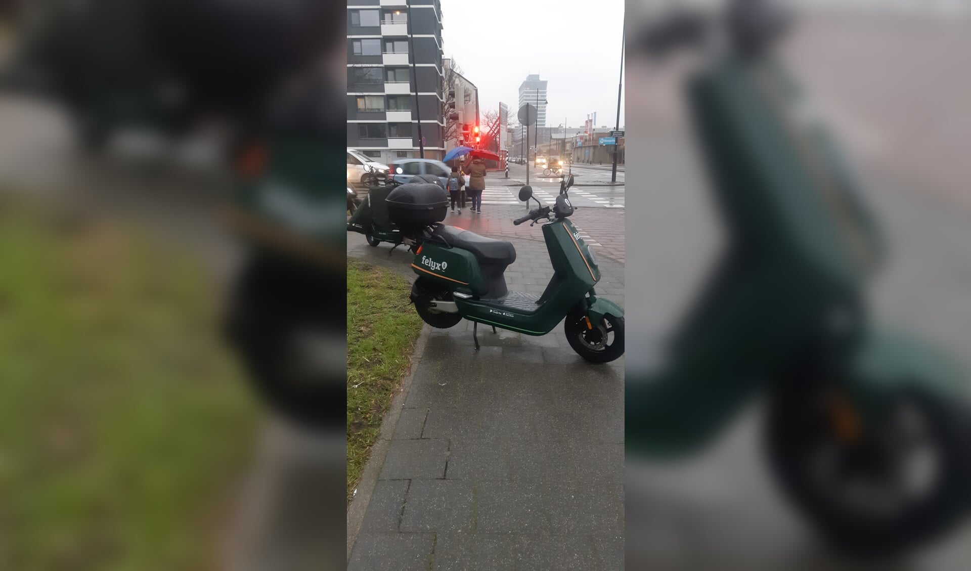 Een asociaal geparkeerde deelscooter op de hoek van de Generaal Spoorlaan/Steenvoordelaan.