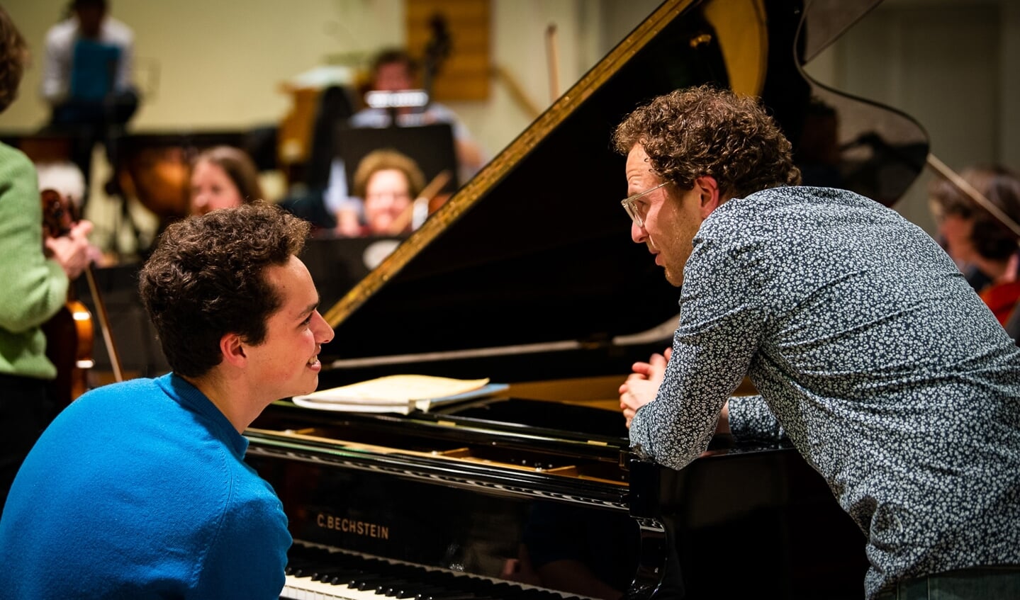 Pianist Nikola Meeuwsen (l) en dirigent Pim Cuijpers overleggen voorafgaand aan het concert