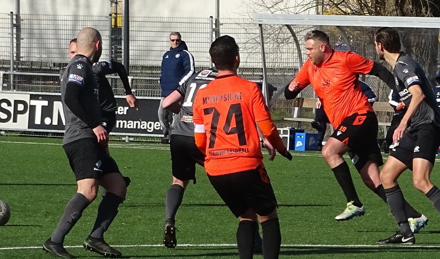 Even een sprintje trekken. Dat doet Dick Tijdeman (rechts) niet zoveel. De spelverdeler legt meestal de balletjes op de schoen van zijn medespelers. (fotgo: UWM/gsv)