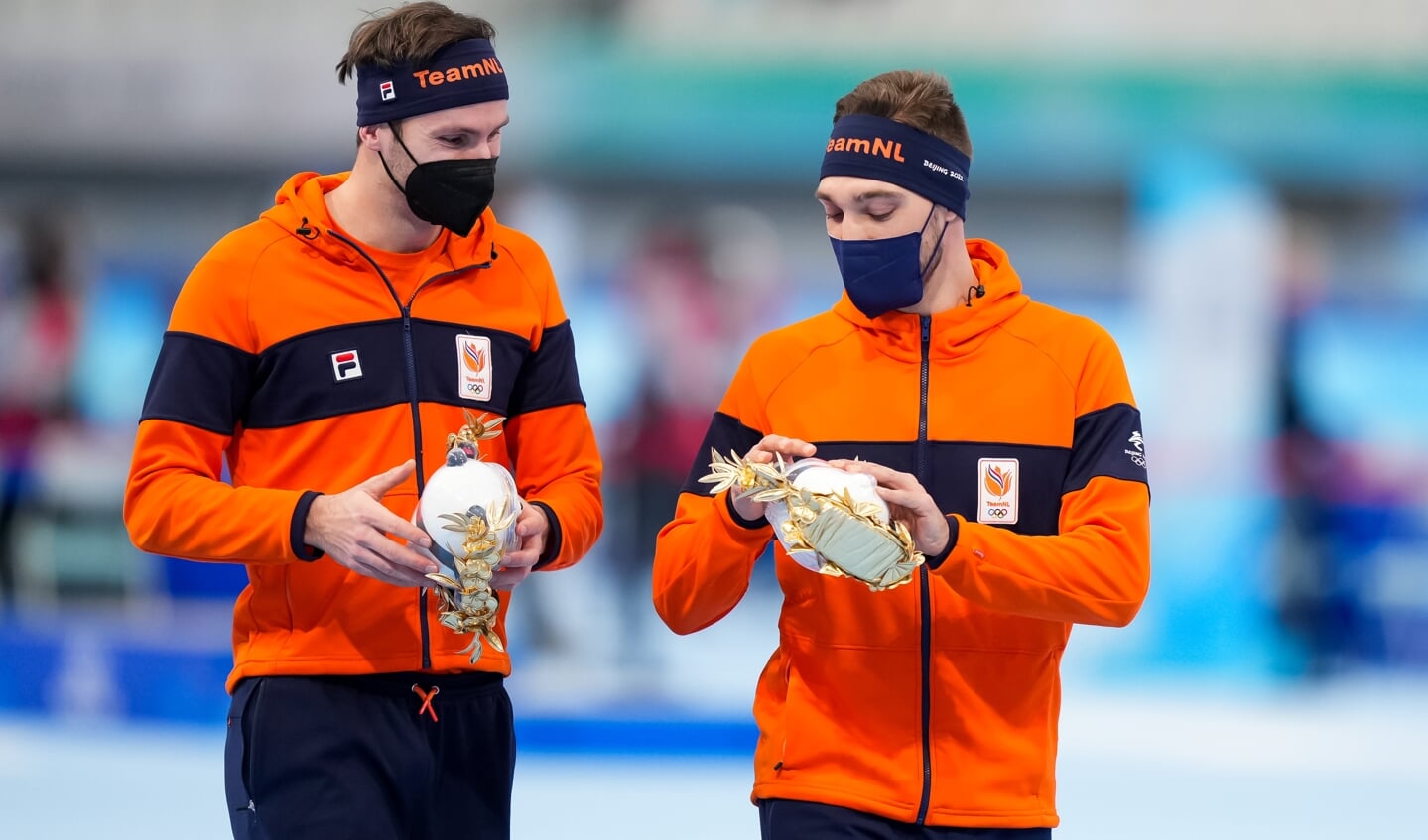 Zilveren Thomas Krol en Kjeld Nuis bewonderen hun olympische mascottes.