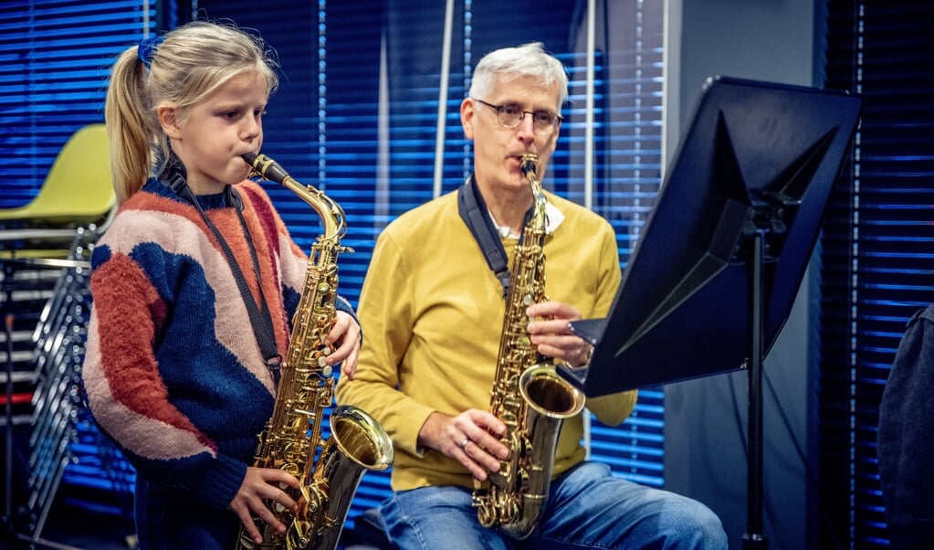 Bij Cool kun je kennismaken met allerlei instrumenten, bijvoorbeeld met de saxofoon onder leiding van muziekdocent Ben Wezel.