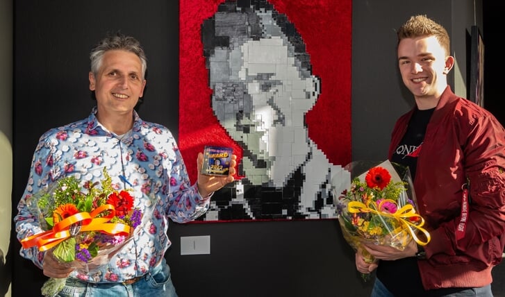Jurgen van den Hoek (links) streek met de eer van de eerste prijs. David Nathan vond zijn schilderij het meest magisch.