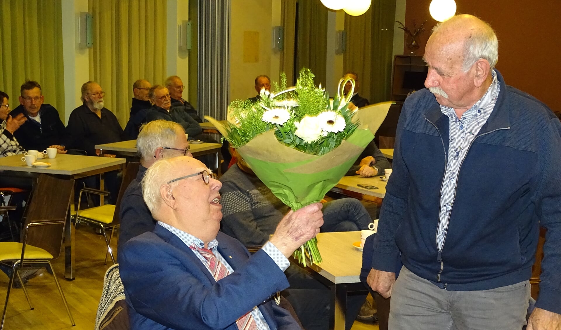 Leo van der Sande wordt gehuldigd door de huidige voorzitter van de Vogelvereniging Westland, Jan van Wingerden. 