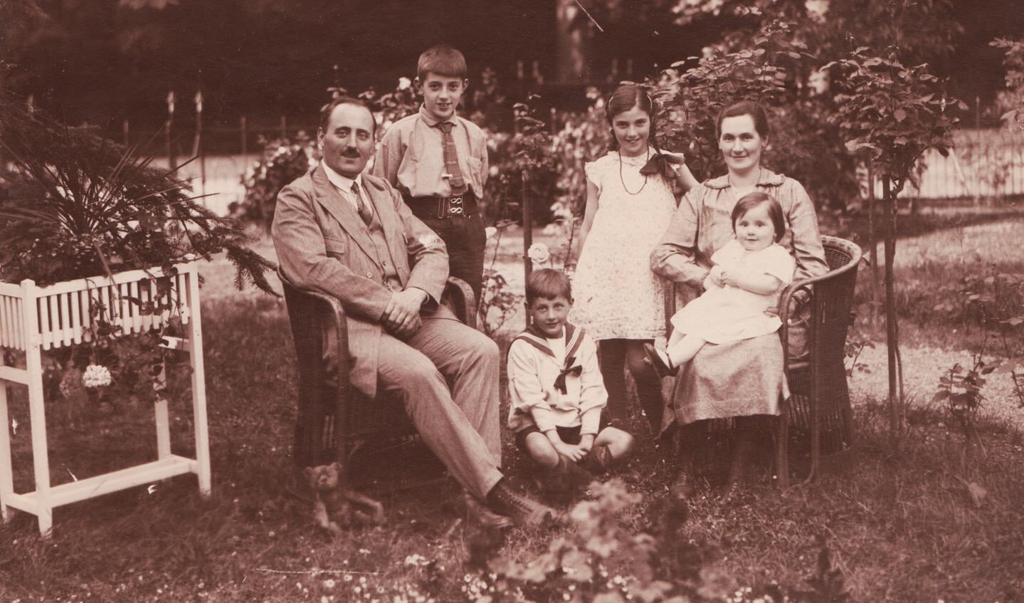 Pauline's opa Jules ter Beek en oma Adriana ter Beek-Kreuger met hun kinderen. De jongste jongen is Pieter ter Beek. Het jongste meisje is haar moeder Joke.