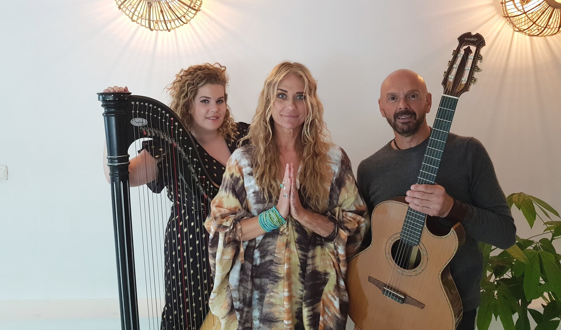 Zangeres en harpiste Iris Kroes (l), yogini Yvonne de Hoop en gitarist Jan Kuiper verzorgen een bijzondere ochtend in Cool.
